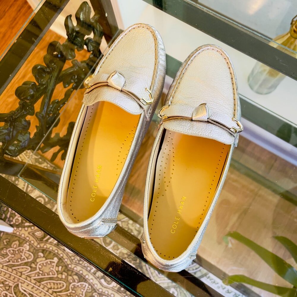 Cole Haan Evelyn Bow Driver Loafer Silver 7.5B – Excellent Condition